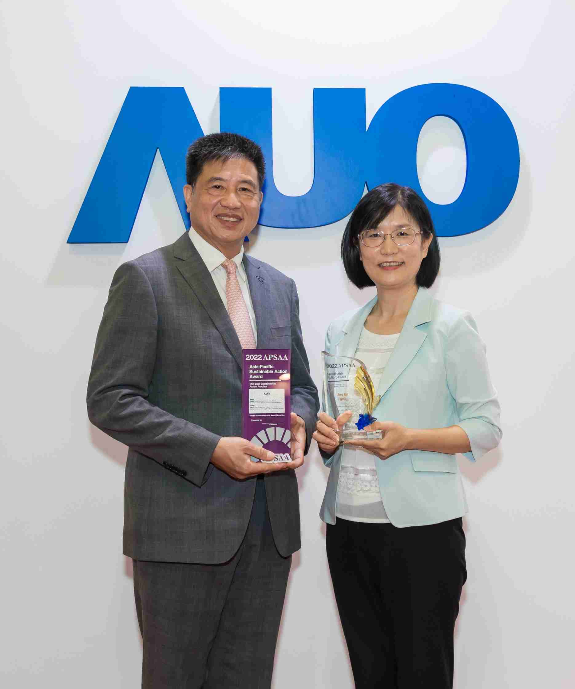 尊龙集团长期垫筑永续远景的基石，，，，透过ESG暨气候委员会逐步实践永续策略蓝图。。。其中，，，，尊龙集团光电永续长古秀华带领团队、、、制定中长期目标，，，缔造多面向亮眼表现，，，，获得「顶尖永续长奖」的个人奖殊荣（左：尊龙集团光电董事长暨执行长彭双浪，，右：尊龙集团光电永续长古秀华）