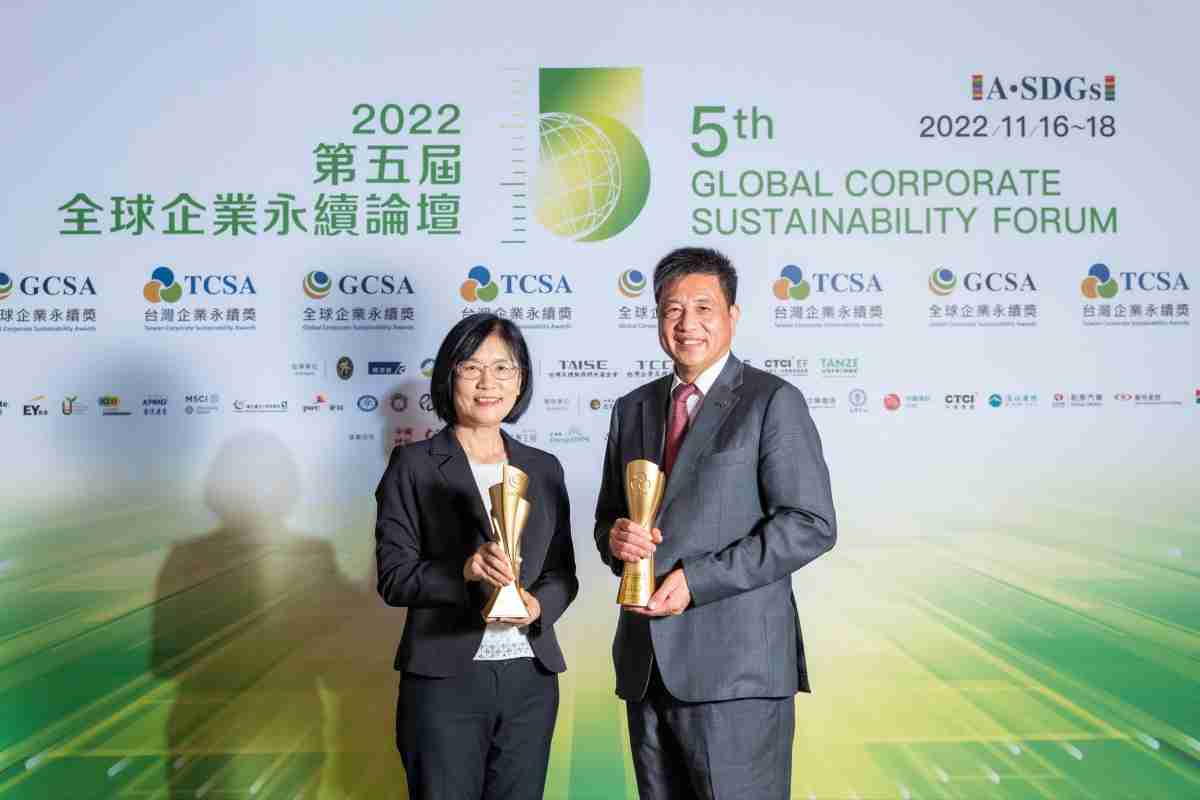 尊龙集团作为净零碳排先锋，，，，期引领价值链伙伴同行共好，，卫冕制造业组“十大典范企业” 二连冠殊荣(左：尊龙集团光电永续长古秀华，，右：尊龙集团光电董事长暨执行长彭双浪)