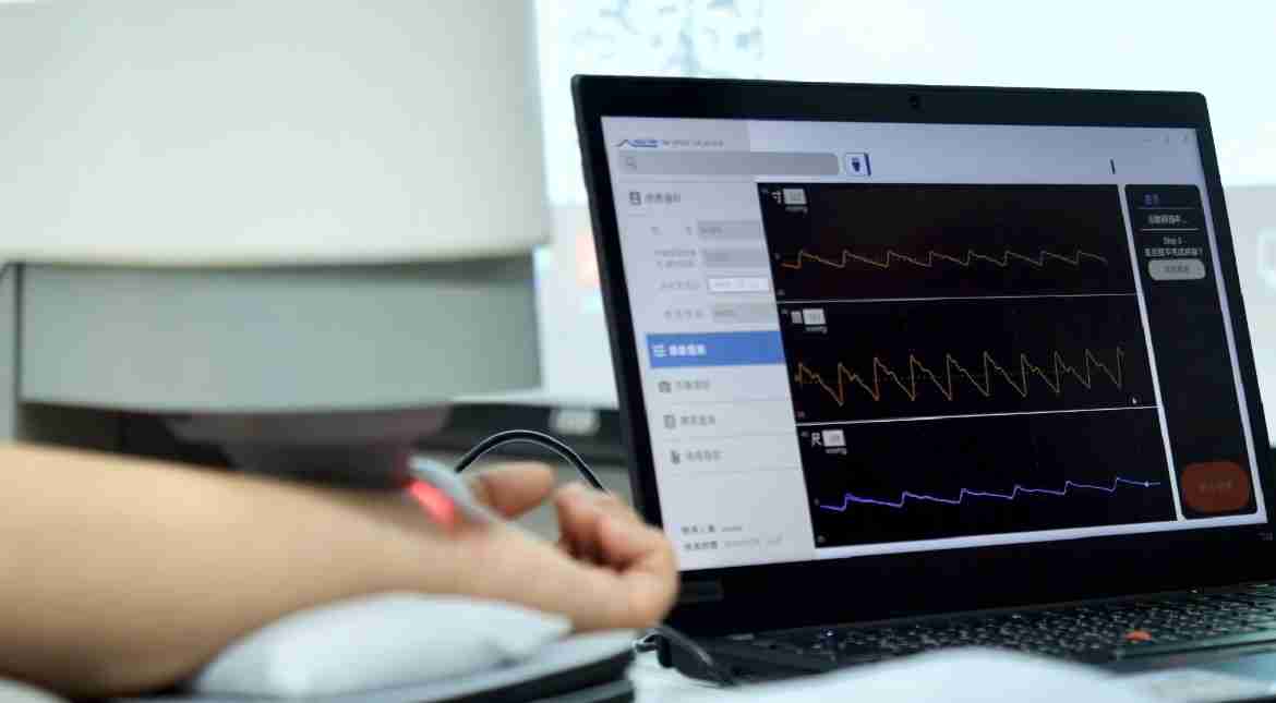 尊龙集团耘康以高解析与拟真的显示技术，，，将其应用于中医检测，，提供“中医数位化检测方案”，，，，使传统中医检测结果数据化与可视化