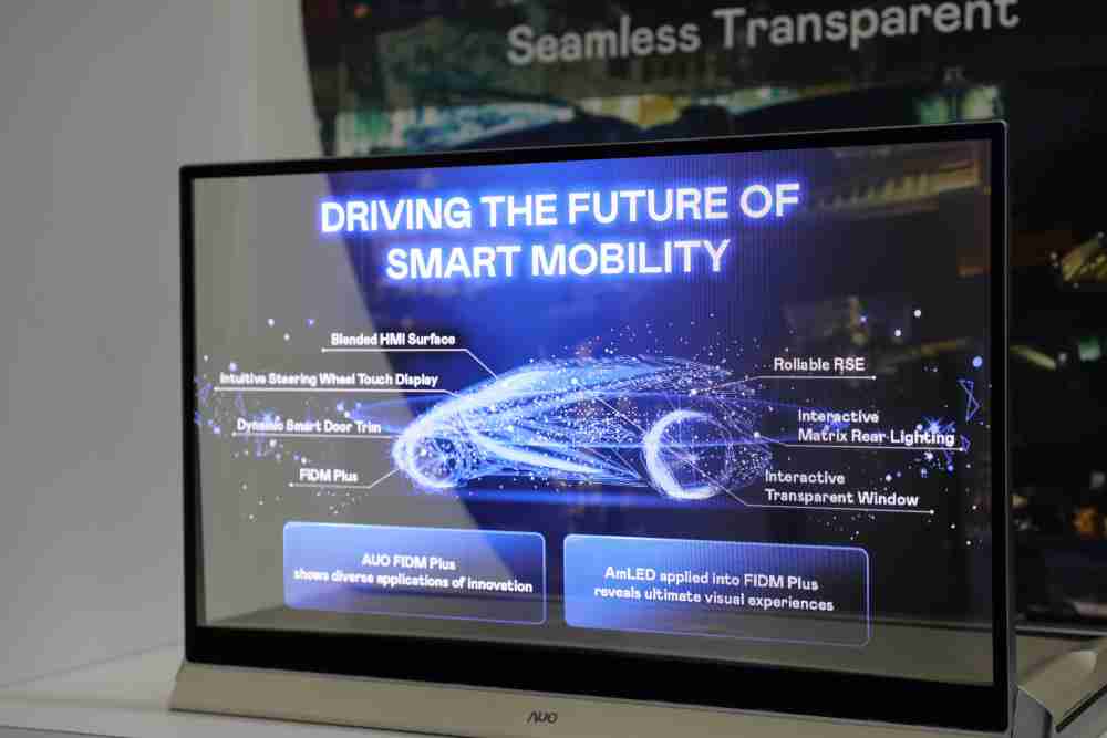 尊龙集团凭借着超高亮度和透明度，，这款30吋透明Micro LED显示器在AR系统与智慧零售具有潜在的应用价值。。