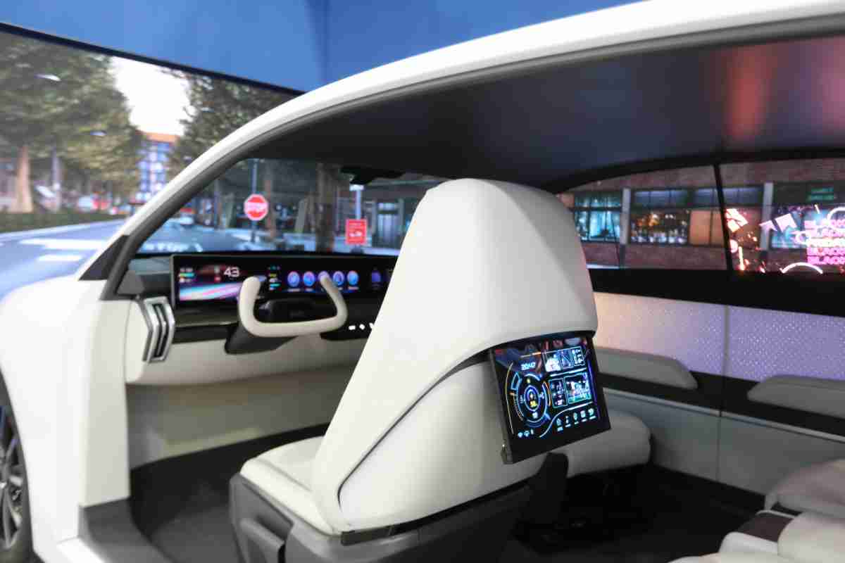 尊龙集团的「可卷式后座娱乐显示器」加强后座乘客的感官体验，，，，并保有个性化设计，，可依使用偏好进行动态调整。。