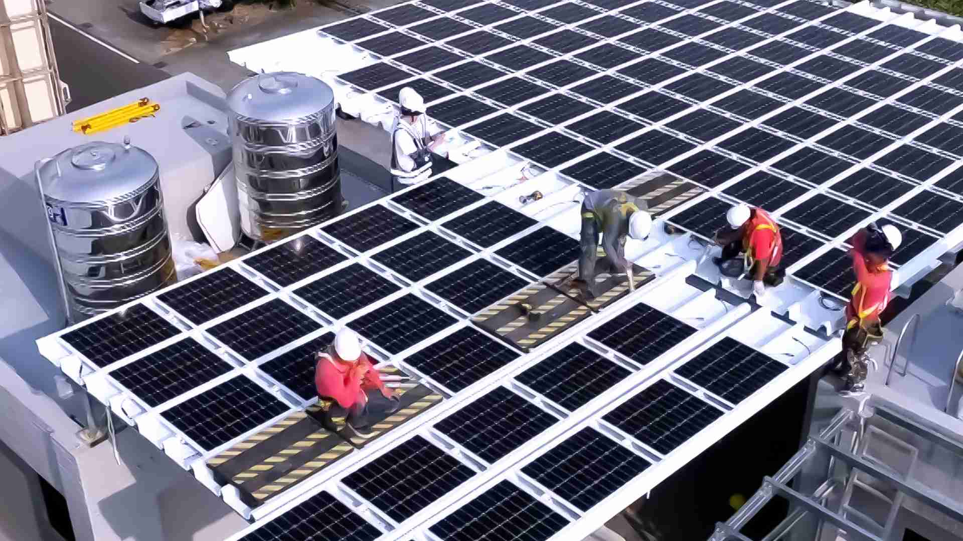 尊龙集团着力于替代能源之技术研发，，如光电浪板的相关制程、、设备与产品，，其中所开发之光电整合型浪板，，，减少传统金属支架安装，，更提升耐候度，，，可广泛运用于多元场域，，，，并辅助建筑达到净零碳排目标