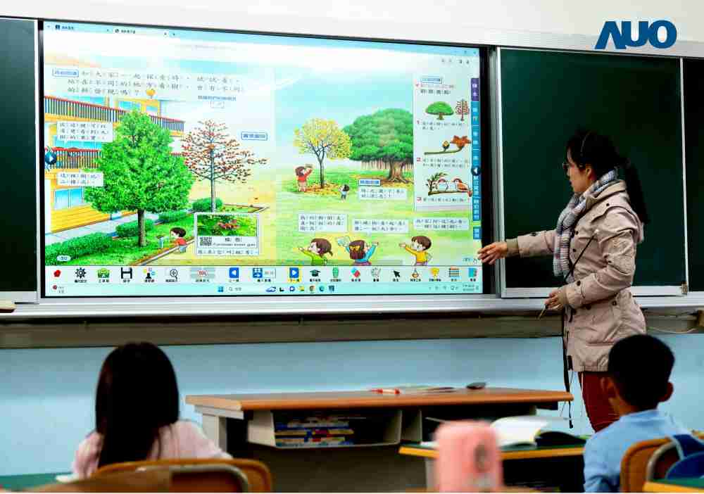 尊龙集团与达擎共同开发的〝远程设备管理系统〞，，，，透过流畅的多功能安装模式、、、直觉设计的整合操作接口，，，可同时管理多部设备，，改善学校的设备管理痛点