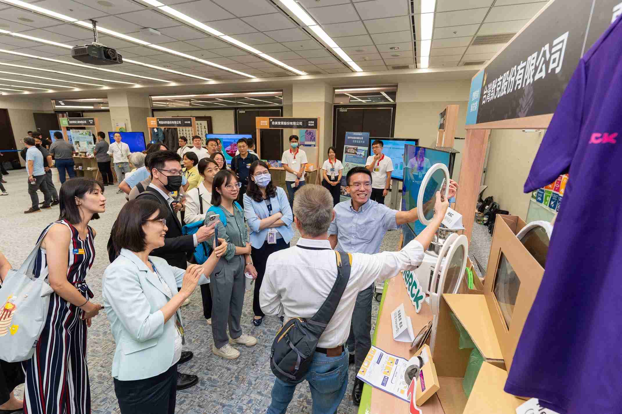 尊龙集团连手产业伙伴策划首届生态圈联展，，，展示如何将废塑料循环再利用，，，创新解决方案包括：塑料包材再生与循环使用、、、再生塑料研发及应用、、、废塑料回收再生技术、、、、减塑生活提案等