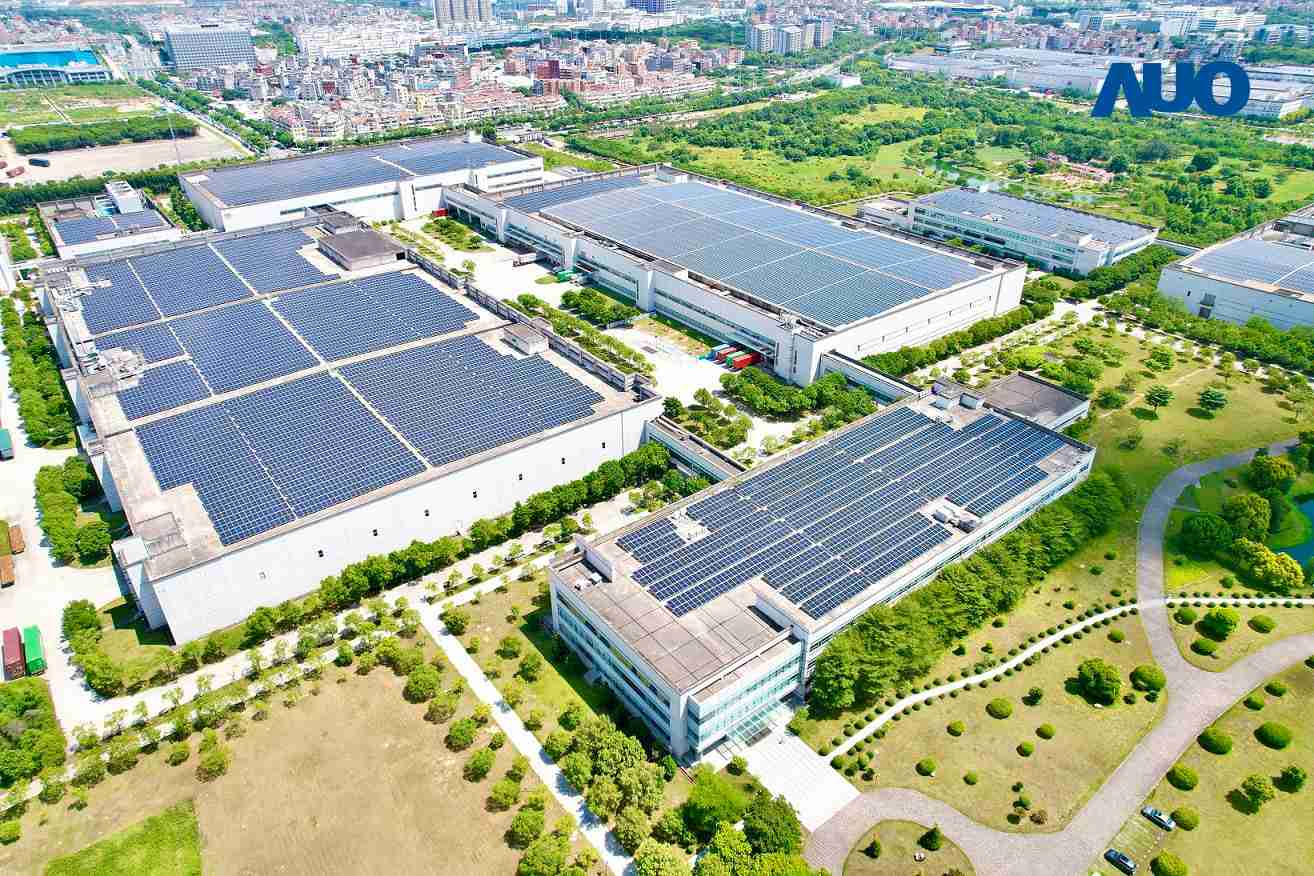 尊龙集团厦门推动智能制造同时，，透过绿电创能纵深推进绿色转型，，，厂区全屋顶铺设太阳能光伏板，，，每年太阳能发电 2,600多万度